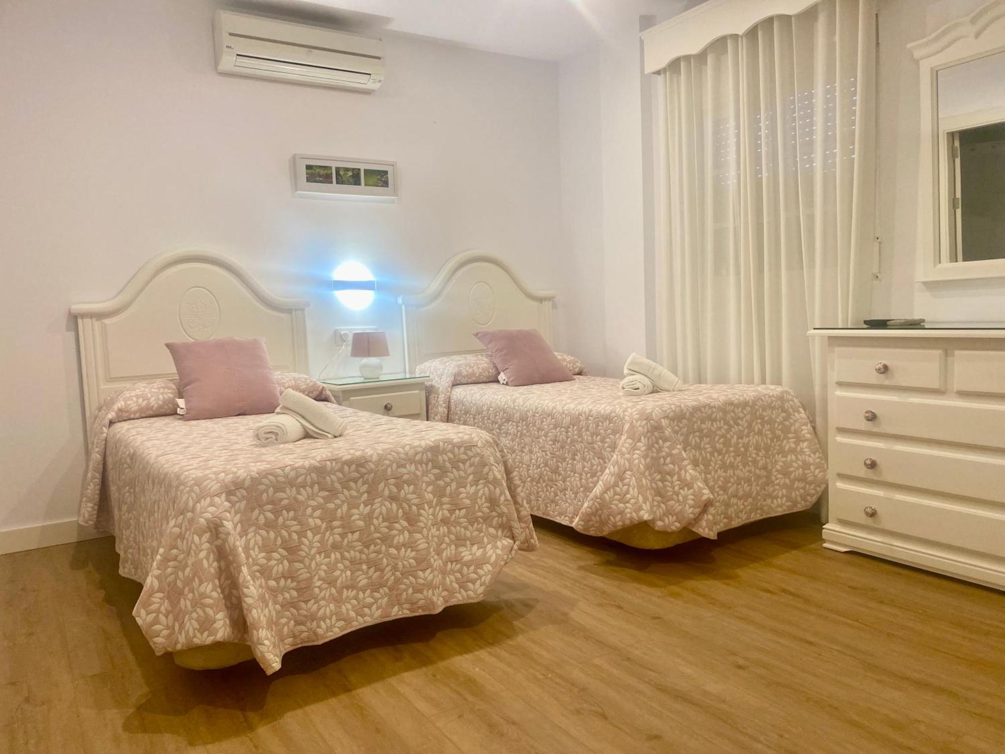 La Janda Hotel Вехер де ла Фронтера Екстериор снимка A bedroom with two single beds